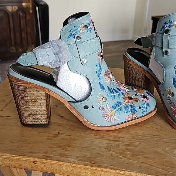 NWOT  Women's embroidered and studded light blue slingback heels. - Picture 5 of 8